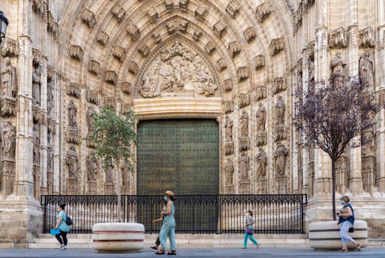 La Catedral de Sevilla suspende temporalmente su actividad cultural