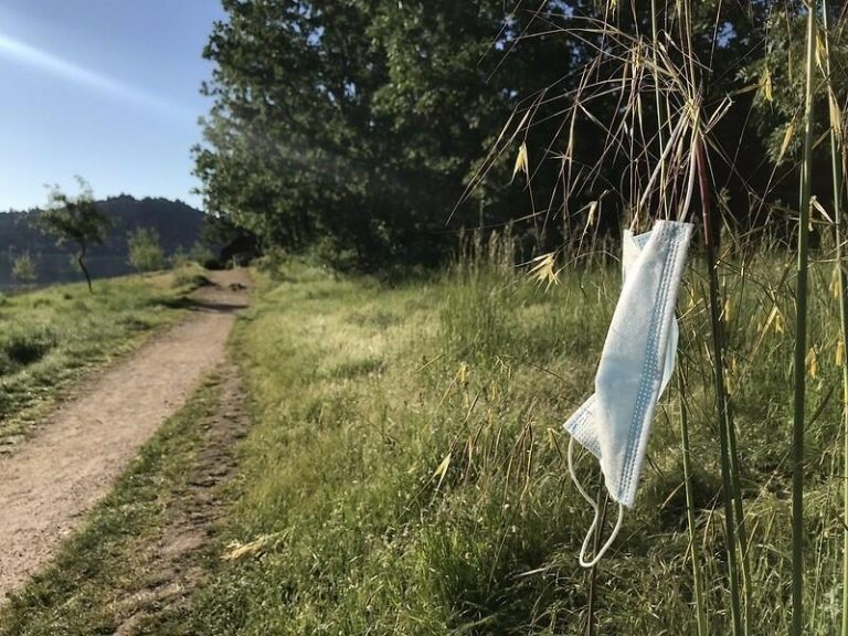 Desecha bien las mascarillas, tardan 400 años en descomponerse en la naturaleza