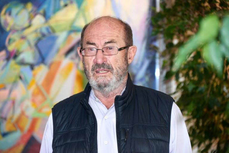 Juan Madrid vuelve con novela, ‘Gloria bendita’: «España es un país siniestro de ladrones»
