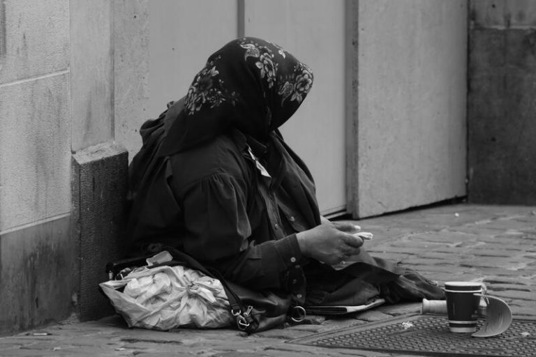 La aporofobia se convierte en un agravante de los delitos en España