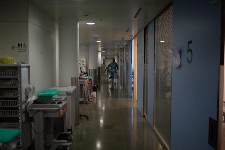 Baja el riesgo de rebrote en Cataluña, que lamenta 141 fallecidos más de ayer a hoy