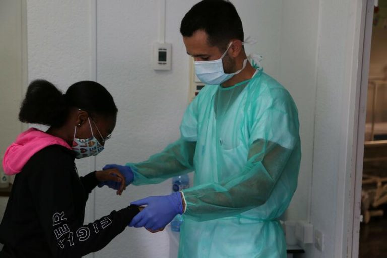 Una niña de 12 años supera el Covid tras casi 45 días en el Vall d’Hebron de Barcelona