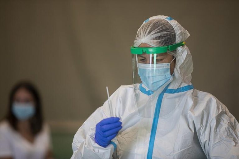 Andalucía sigue bajando hospitalizados, pero suma 46 muertes y 4.483 positivos en 24 horas