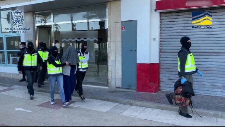 La Policía detiene en Valencia a una joven que quería unirse a DAESH en Siria