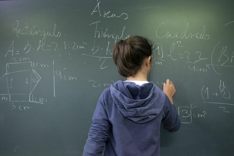Familias con rentas bajas podrán solicitar mascarillas gratuitas en colegios desde el lunes