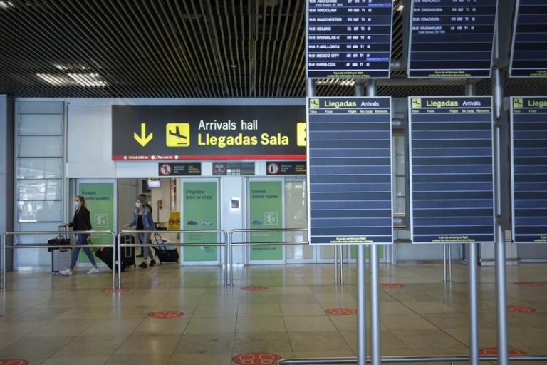 Madrid, Canarias y Andalucía, autonomías con más casos importados del extranjero