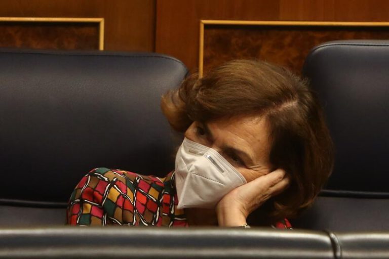 Calvo defiende la negociación con «todos» y recuerda al PP que también pactó con Bildu y Vox