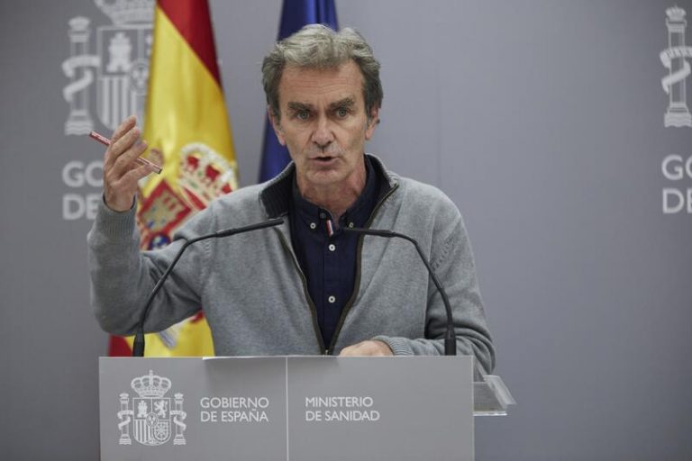 Médicos piden el cese de Simón y la creación de un comité de expertos independiente