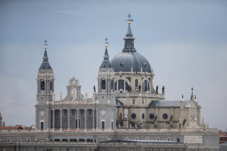 Una misa en la Almudena homenajea a los sanitarios fallecidos por Covid