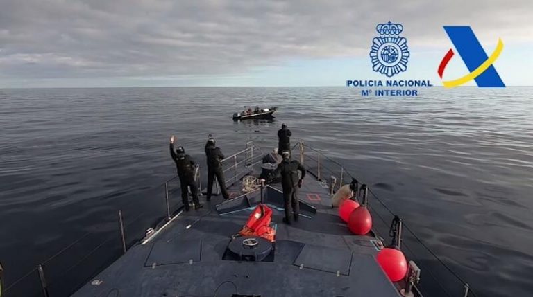 Detienen una lancha con dos toneladas de hachís tras una persecución en alta mar