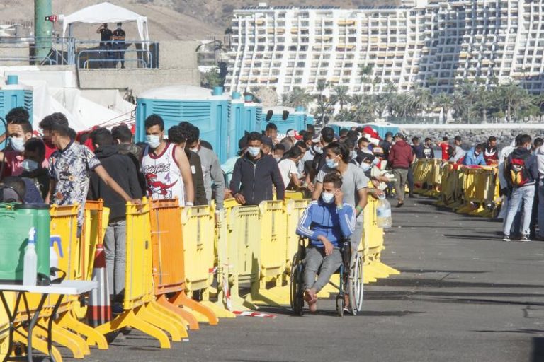 El muelle de Arguineguín se vacía de migrantes y queda como retén de cribado sanitario