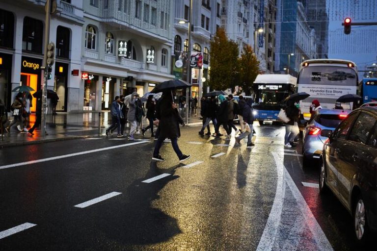 Sanidad llama a la «responsabilidad» para «evitar las aglomeraciones» en las calles