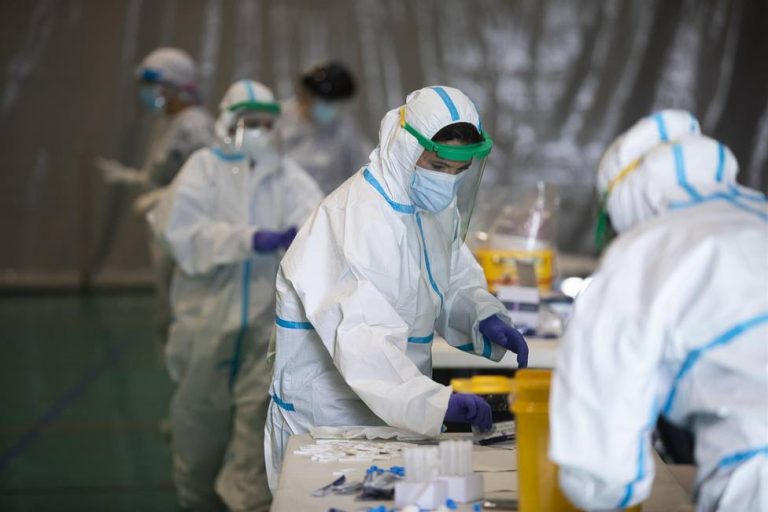 Andalucía suma 3.593 casos y 35 muertes, pero bajan ingresos en UCI y hospitalizados