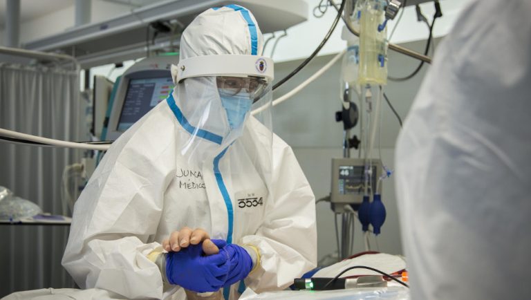 Cantabria suma 128 casos y experimenta una «leve mejoría»