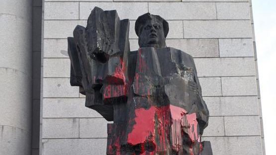 Vuelven a vandalizar la estatua de Indalecio Prieto y Largo Caballero en Madrid