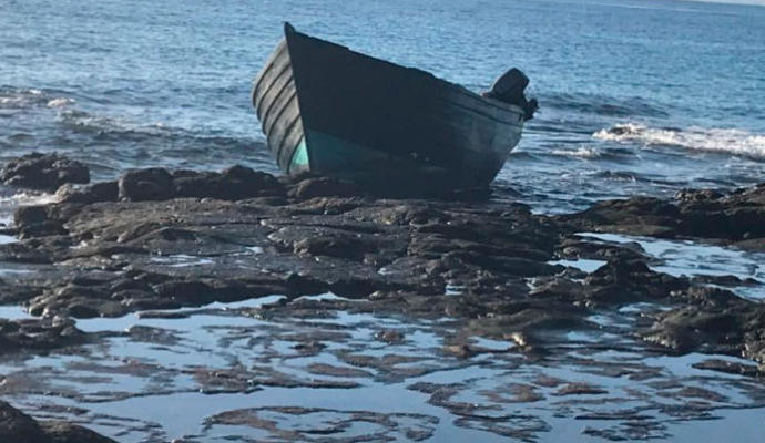 Rescatan un cayuco a 200 millas de Canarias con 67 personas, entre ellas un fallecido
