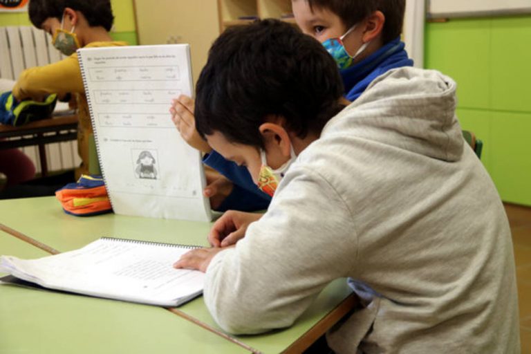 Cataluña contabiliza 3.201 grupos escolares confinados y tres centros cerrados