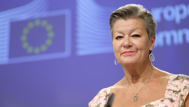 Bruselas estudia si asignar fondos adicionales para gestionar la llegada de migrantes a Canarias