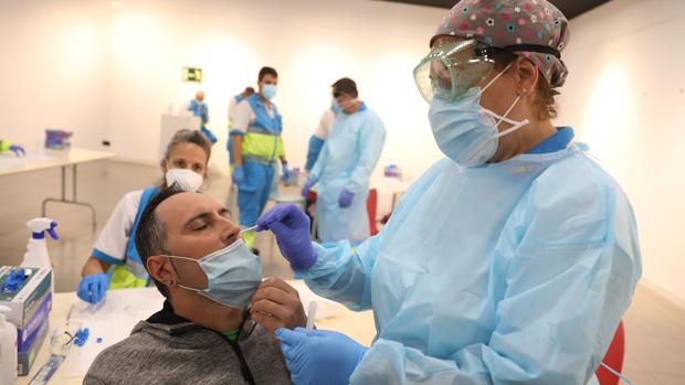 La Comunidad de Madrid amplía a otras 17 zonas de salud la realización de test de antígenos