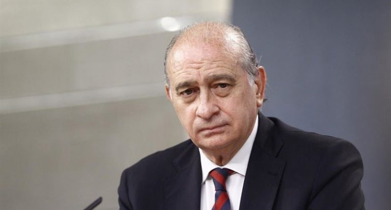 El juez de ‘Kitchen’ requiere a Fernández Díaz que entregue el móvil que usaba en 2013