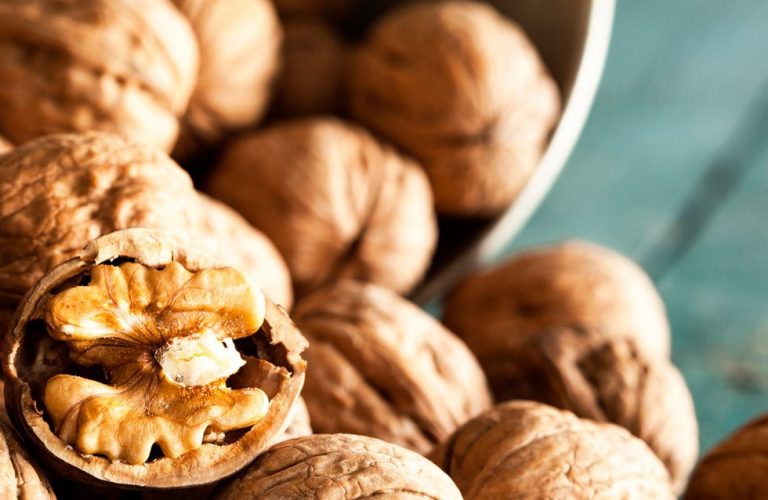 Las nueces pueden contribuir a reducir el riesgo de enfermedad cardiaca en mayores