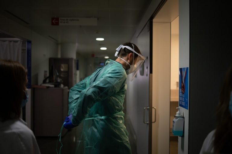 Sanidad notifica 19.096 nuevos casos y 349 muertes más