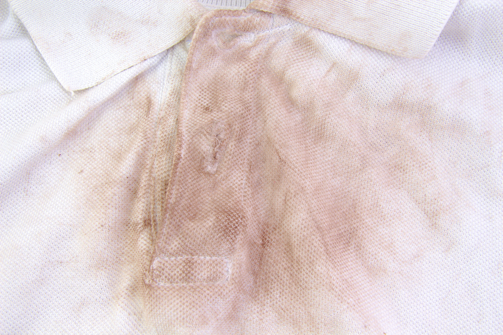 Мутные пятна. Грязная белая ткань. Грязное пятно на белой ткани. Мокрые пятна на белой ткани.