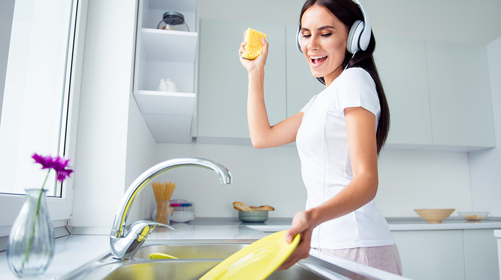 En La Cotidianidad De Todos: Limpieza De Los Vasos Y Platos Con El Papel De Cocina