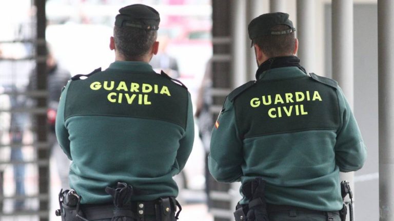 Un hombre atrincherado en A Coruña hiere a un guardia civil de un disparo