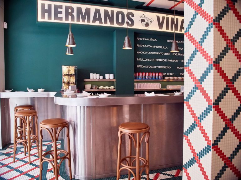 Hermanos Vinagre: el nuevo templo con barra de aluminio de la banderilla y las conservas