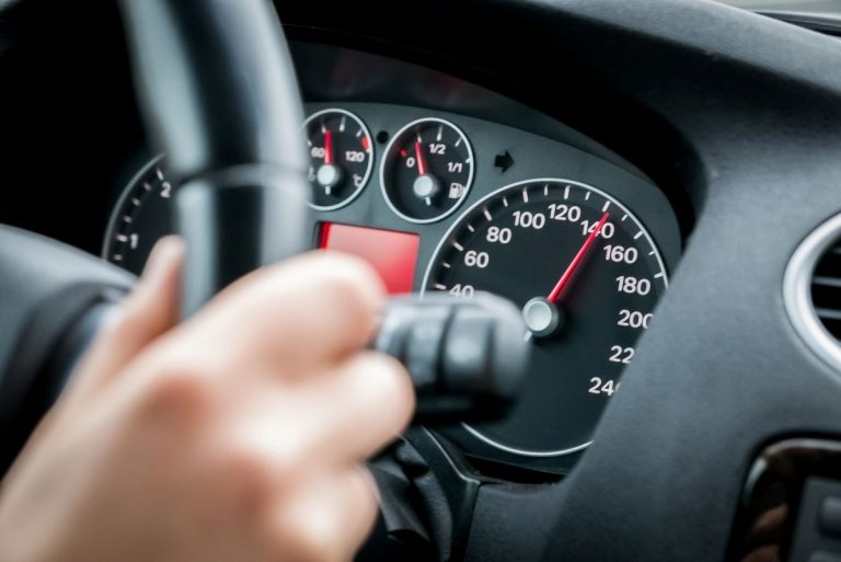 Por qué tu coche no puede ir a más de 240 km por hora (según el velocímetro)