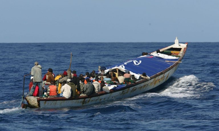 Rescatan 49 personas, cuatro bebés y un anciano, de dos pateras en el Estrecho llegan a Almería