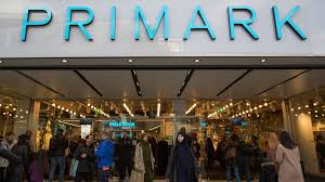 Primark gana 402 millones en su año fiscal, un 60% menos