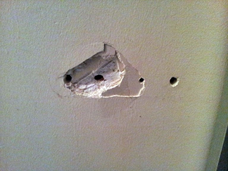Cómo tapar agujeros pequeños de la pared