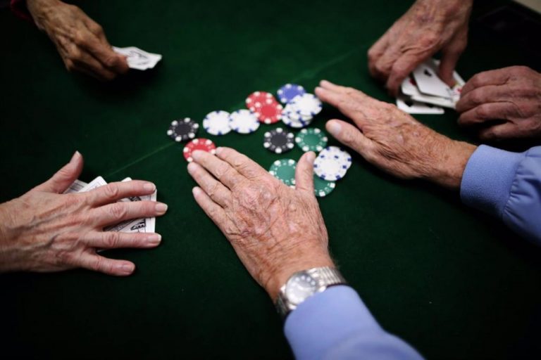 La policía de Badajoz pilla a un positivo confinado jugando a las cartas en una asociación vecinal
