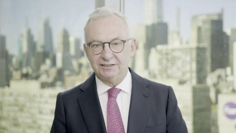 Baselga (AztraZeneca) espera contar con hasta tres vacunas disponibles a finales de año