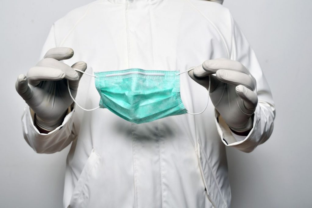 Lavadora, microondas... ¿cómo es más eficaz desinfectar una mascarilla?  