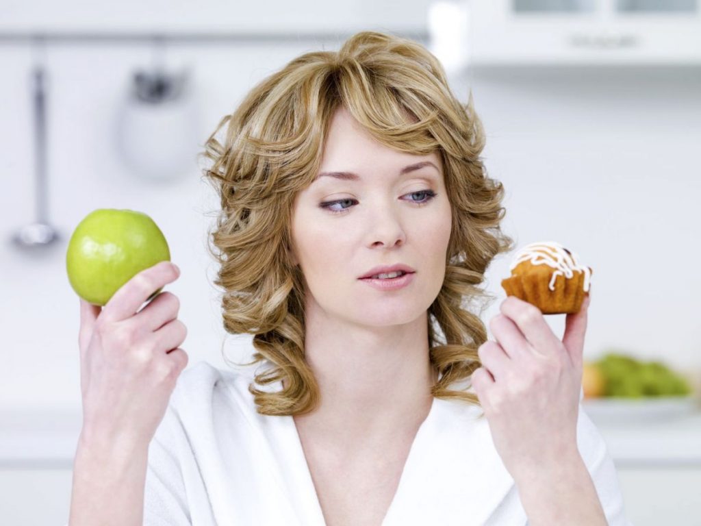 Mujer Decidiendo Que Comer