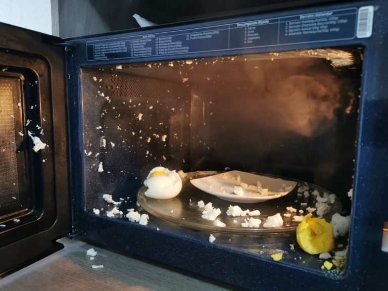 Los peligros de calentar un huevo en el microondas