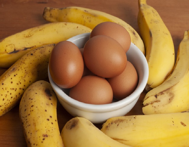 huevos y plátanos