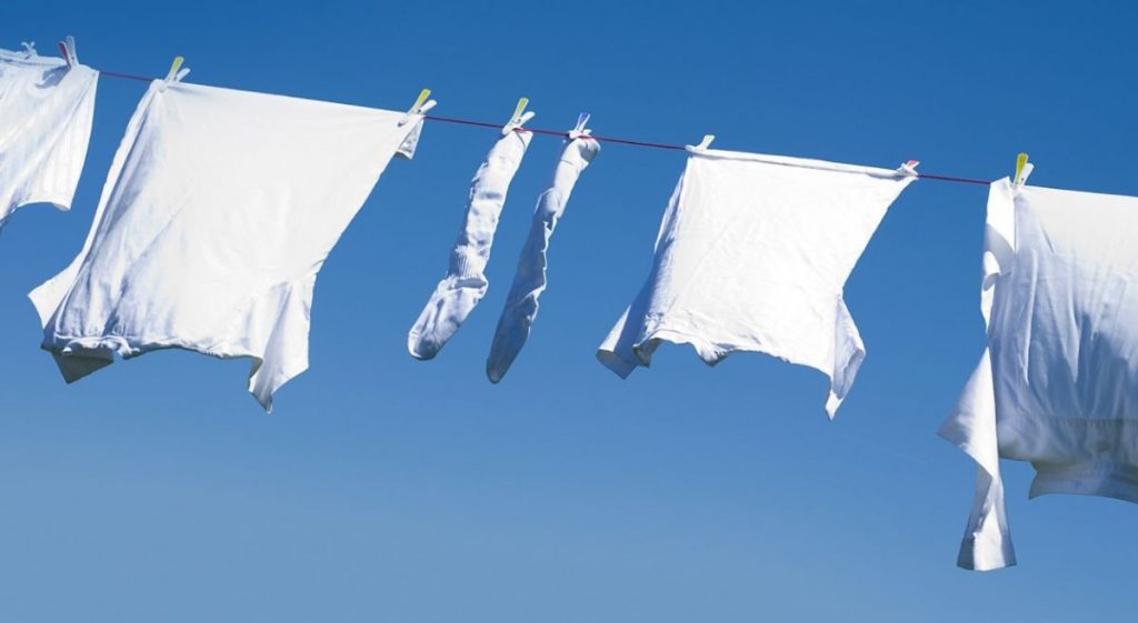 Cómo sacar el olor a humedad de la ropa durante el lavado