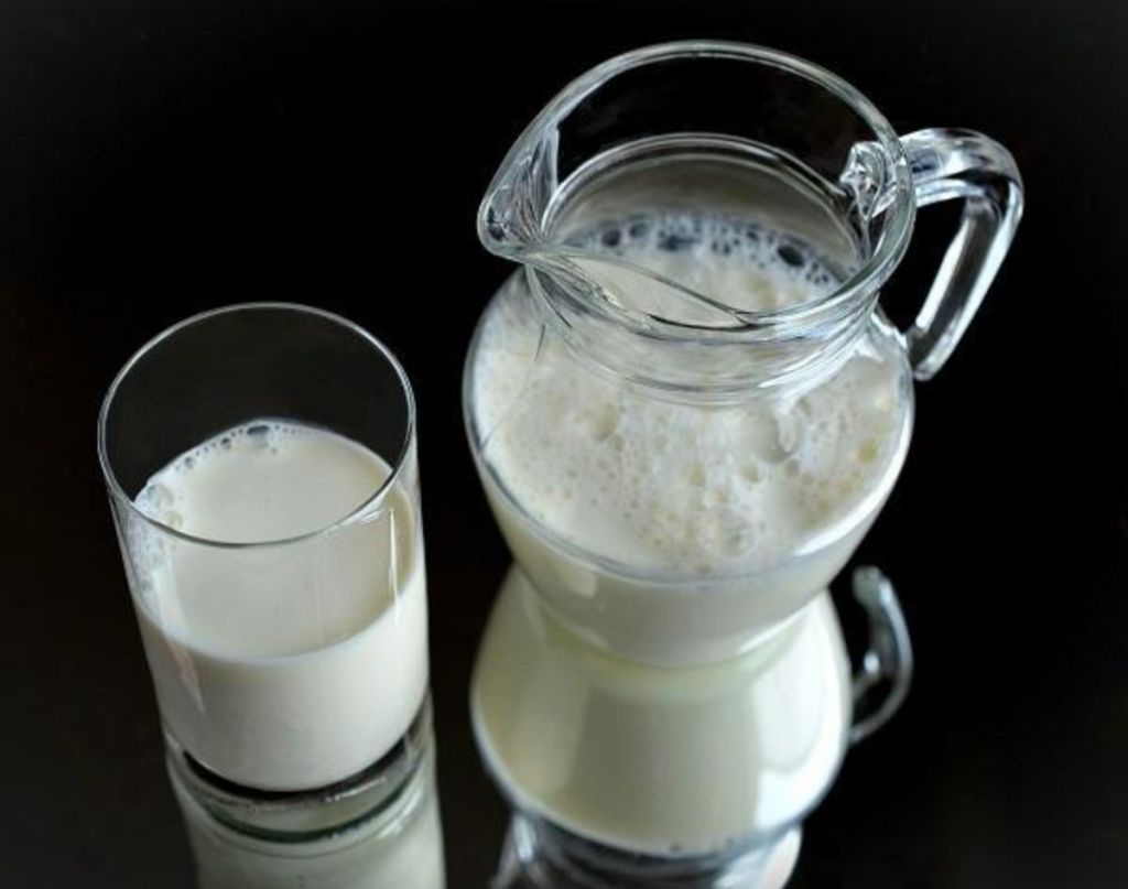 vaso y jarra de leche