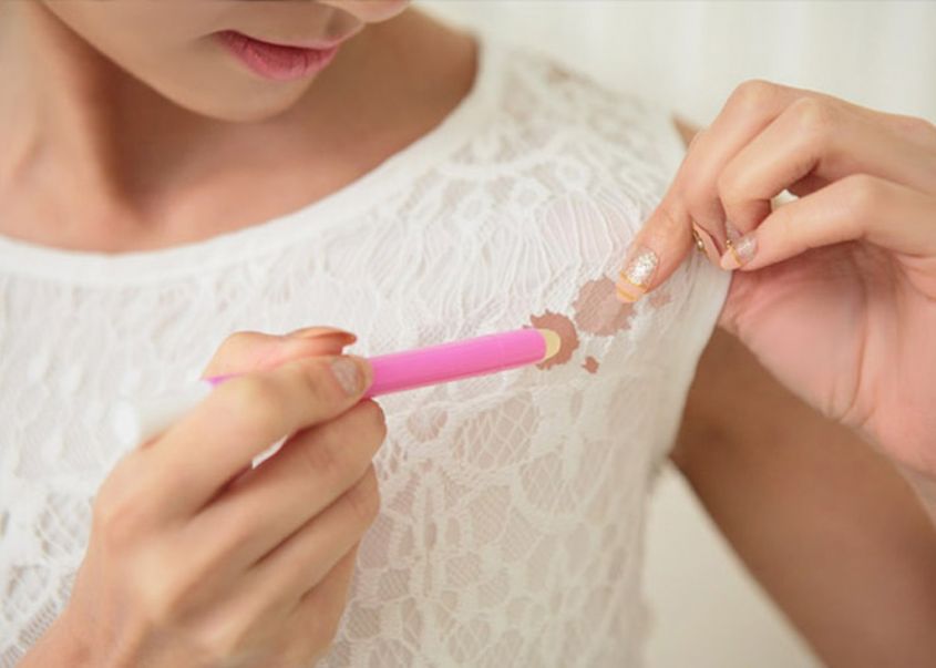 Cómo quitar manchas de maquillaje de tu ropa sin morir en el intento