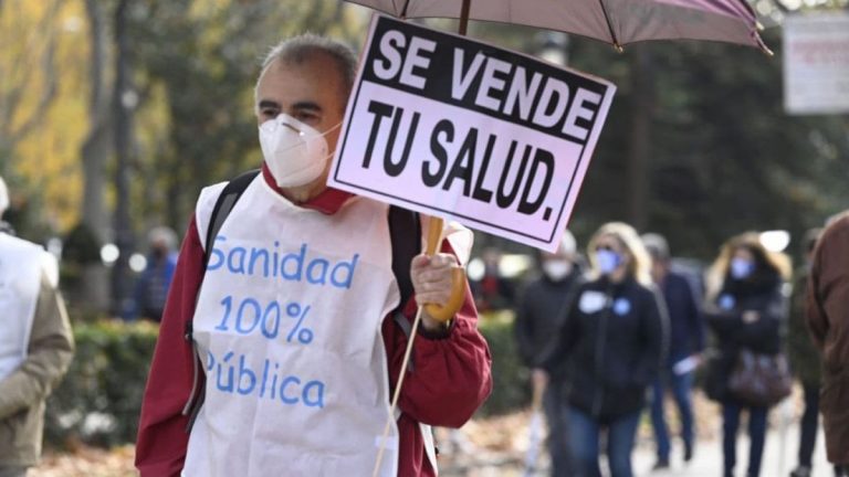 Marea Blanca sale a la calle para decir «¡basta!» a la gestión sanitaria de Ayuso