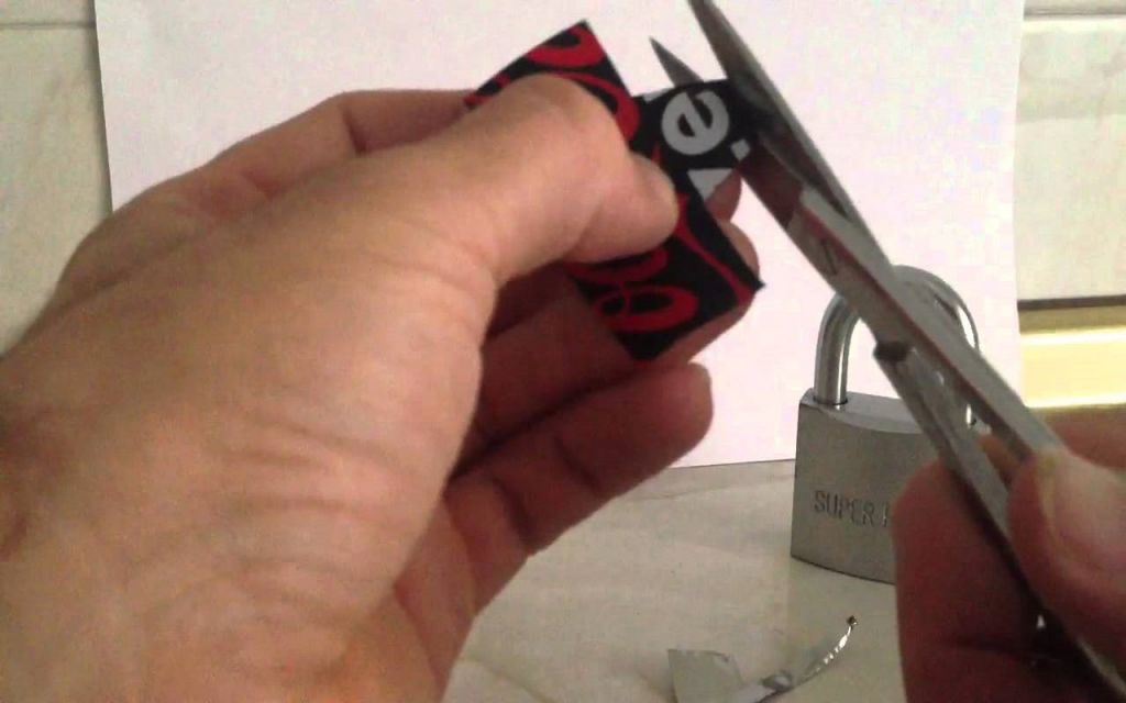 Con Una Lámina Puedes Abrir Un Candado