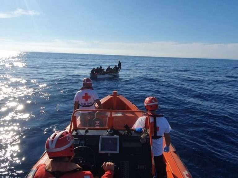 Rescatan 12 pateras con 318 personas en aguas próximas a Canarias