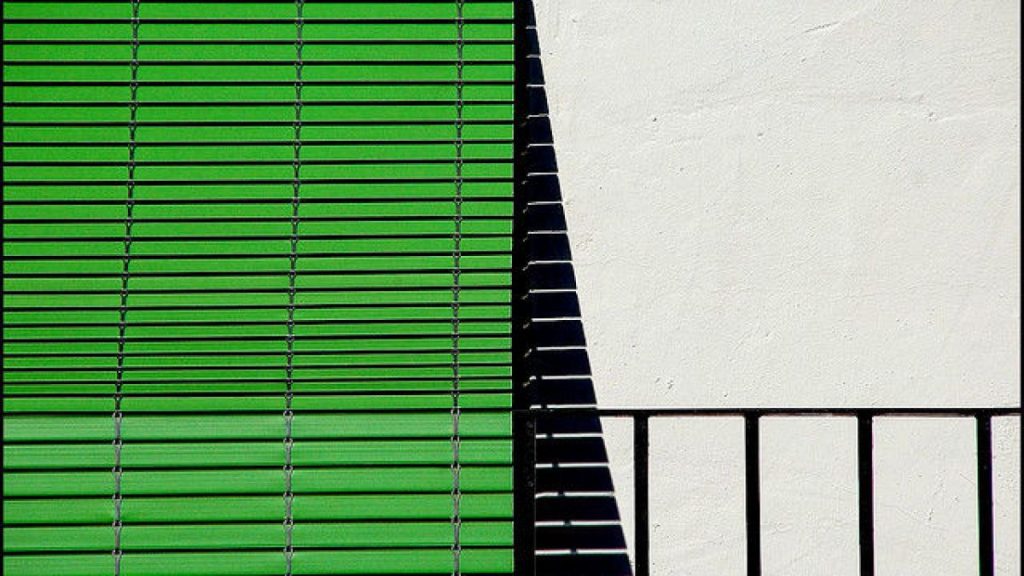Persianas Y Cortinas, Bien Cerraditas A La Hora De Anochecer.