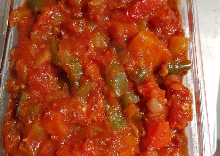Opción 3: Pisto De Campeón Tiene Tomate, Pimiento Rojo, Pimiento Verde, Cebolla, Ajo, Choclo, Papas, Aceite De Oliva Extra Virgen, Sal, Orégano, Albahaca, Laurel.