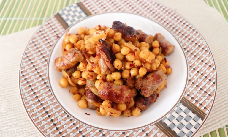 Cómo preparar unos garbanzos con salchichas y romescu