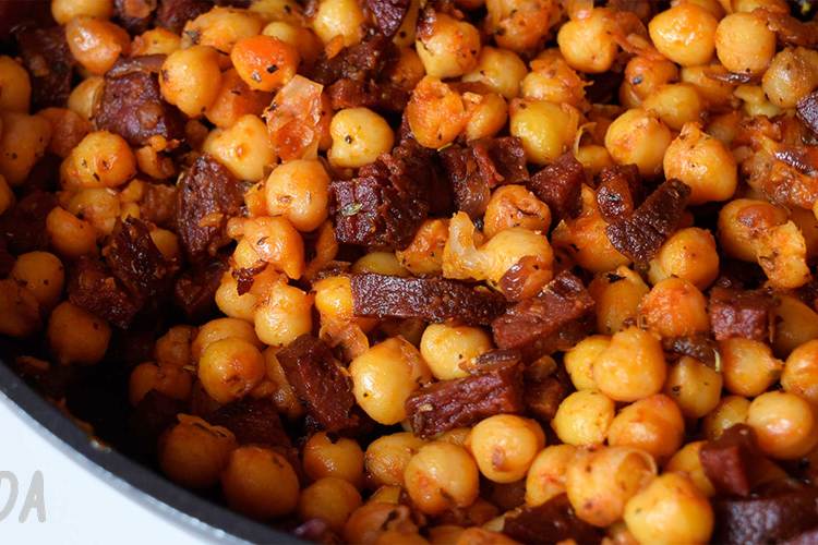 Garbanzos Con Salchichas Aderezada Con Orégano Y Salsa Romescu 